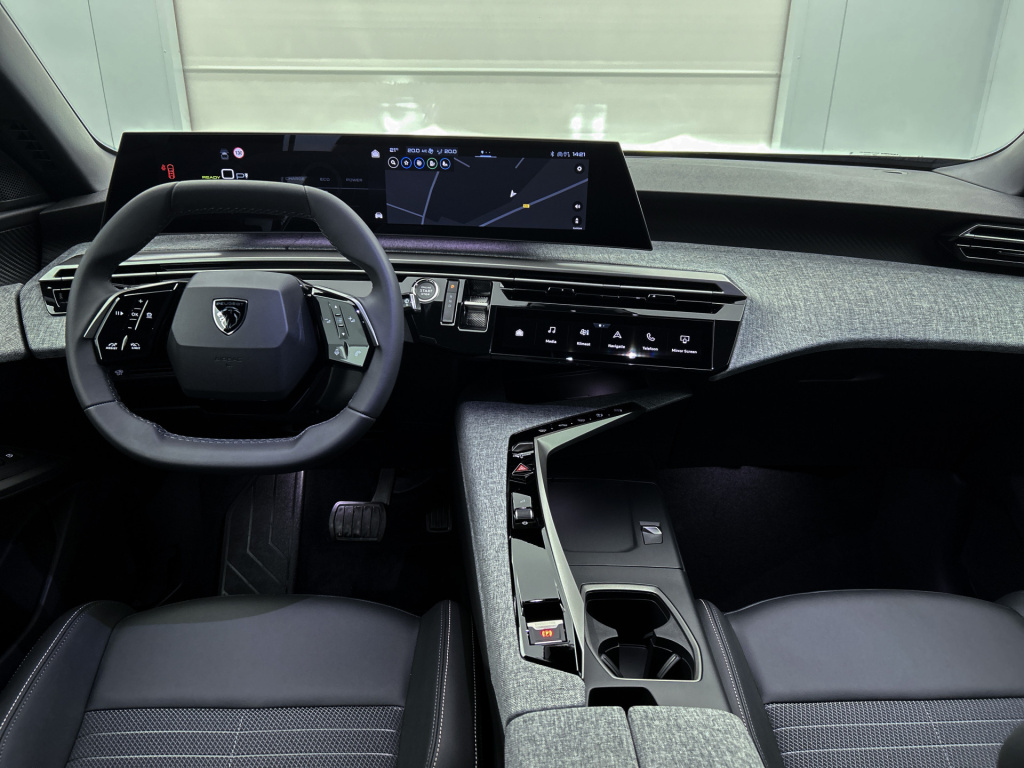 Peugeot E-3008