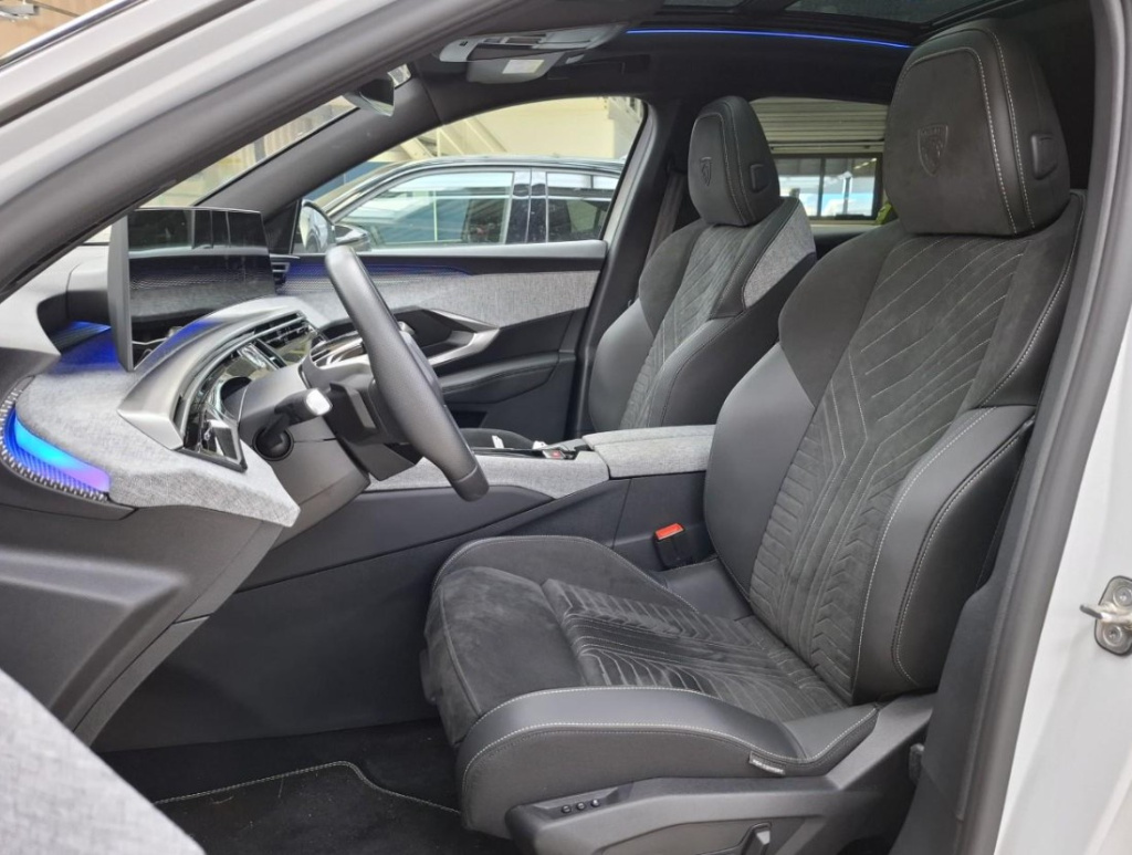 Peugeot E-3008