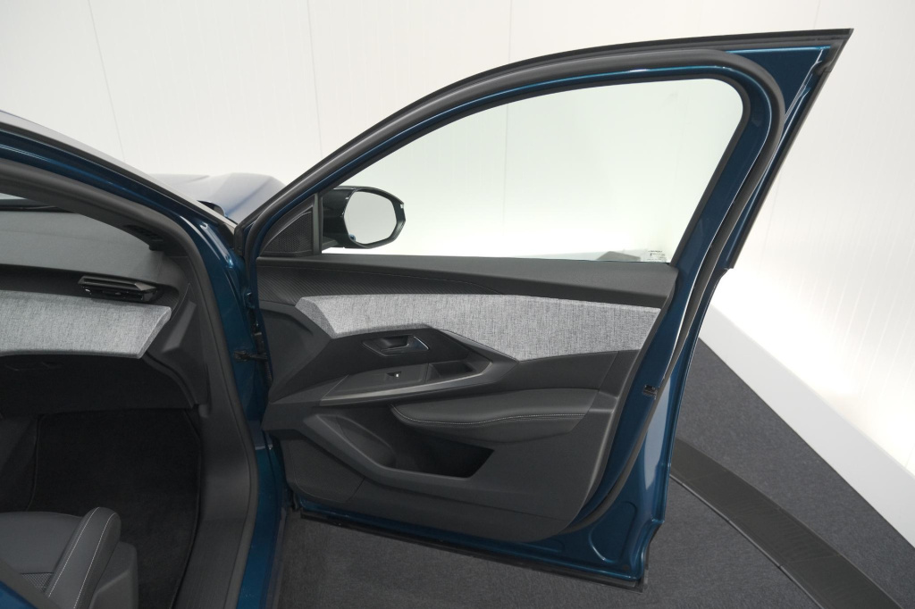 Peugeot E-3008
