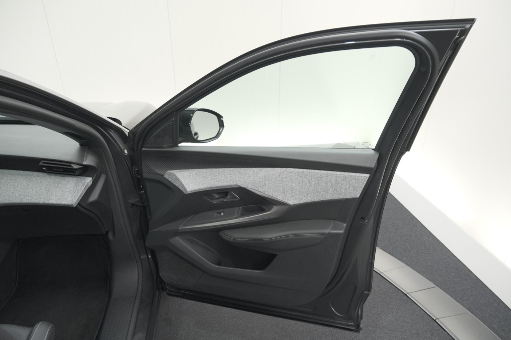 Peugeot E-3008