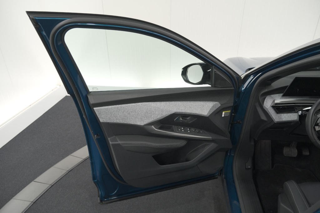 Peugeot E-3008