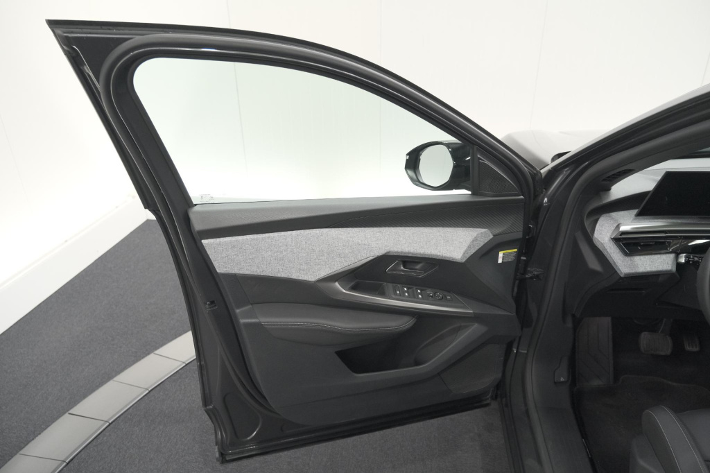 Peugeot E-3008