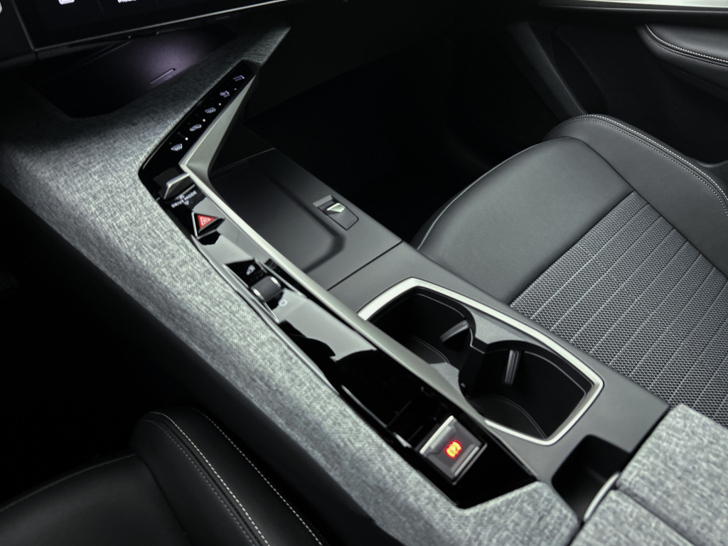 Peugeot E-3008