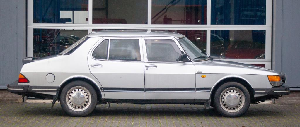 Saab 900